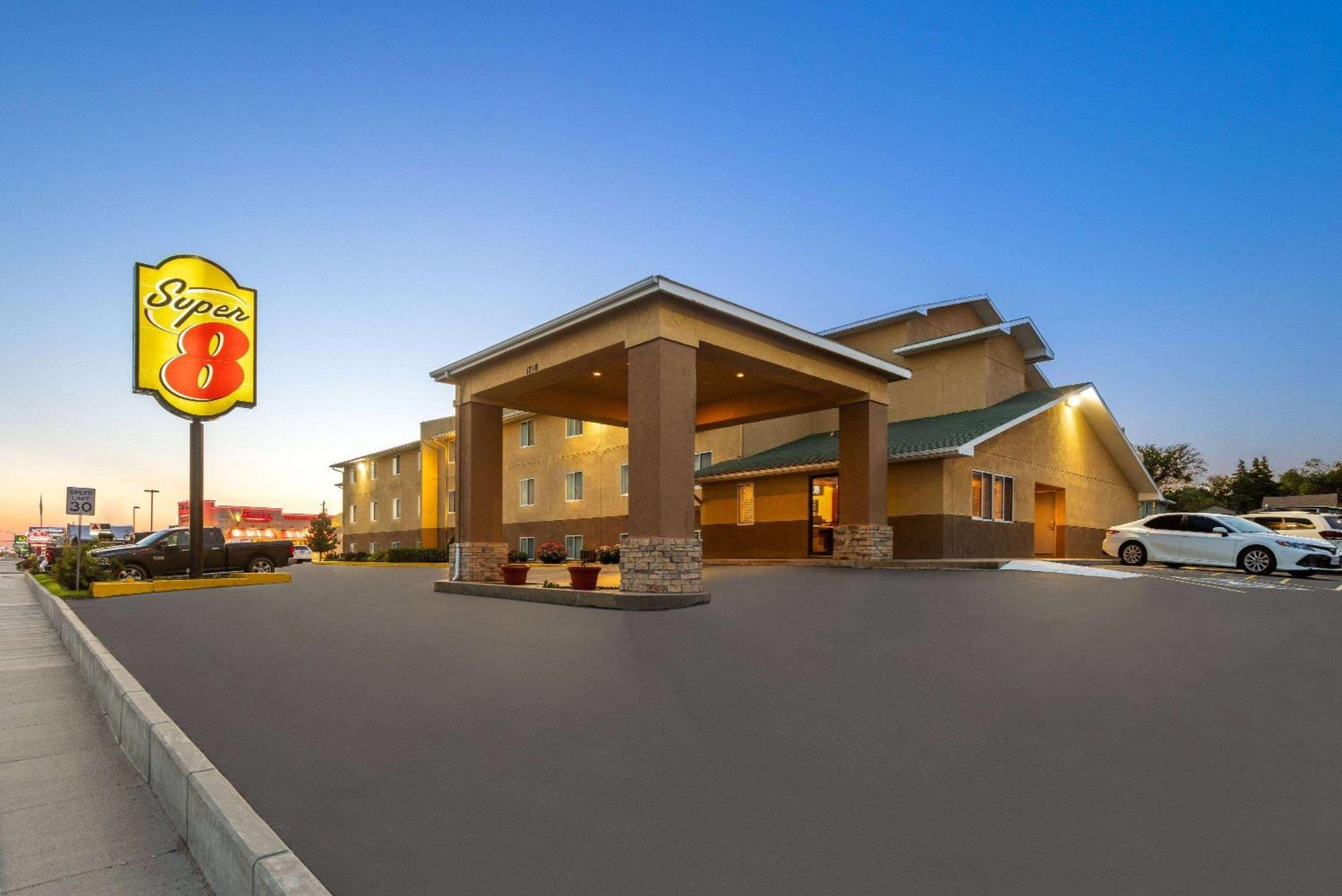 Super 8 By Wyndham Dodge City Kültér fotó